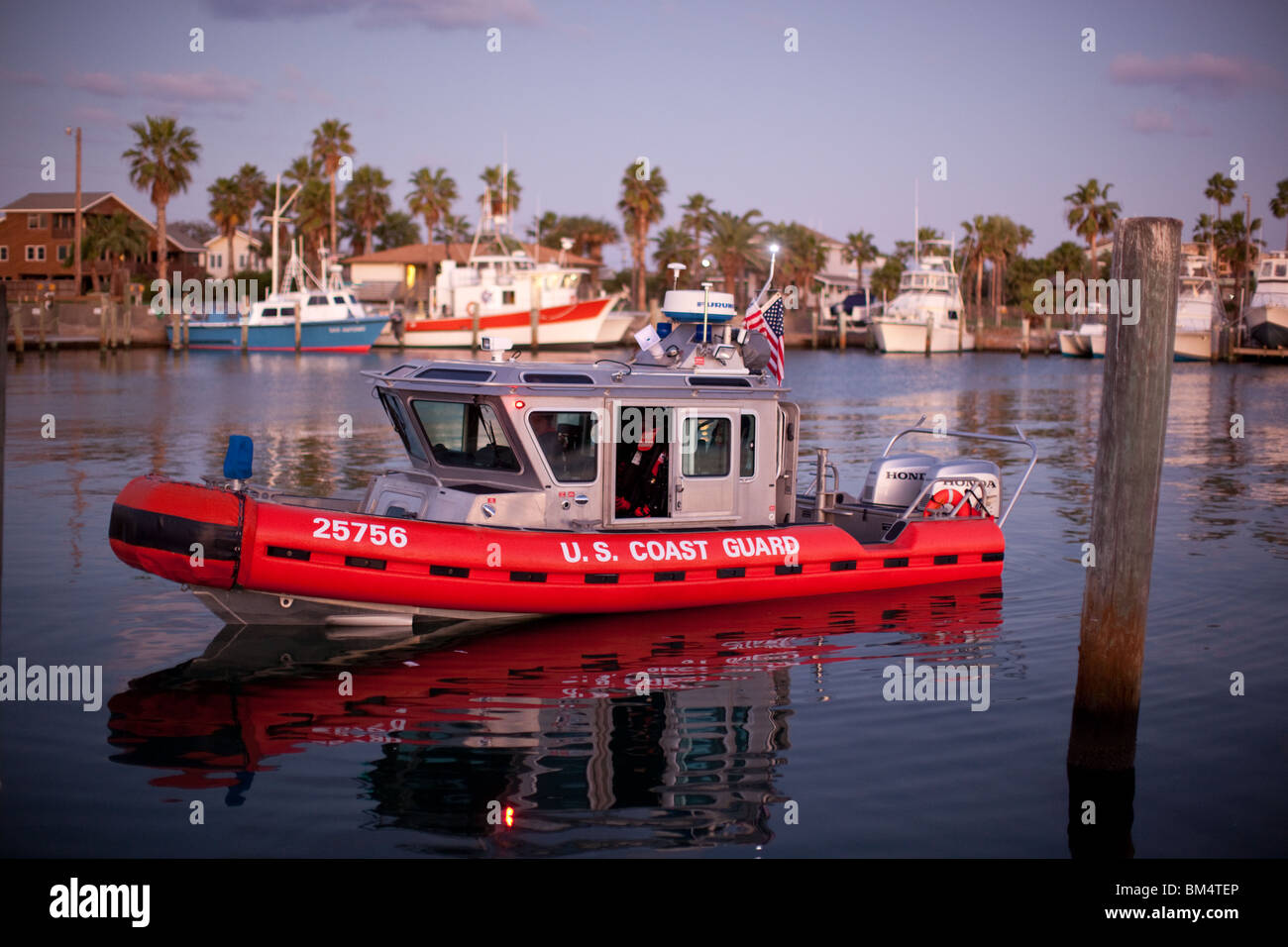 Un U.S. Coast Guard 25 pieds bateau classe Defender tourne dans le port près de Corpus Christi, Texas, États-Unis. Banque D'Images