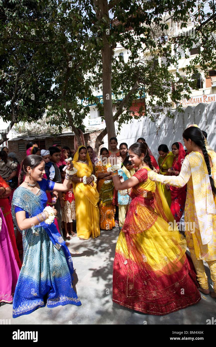 Les femmes indiennes à danser à un mariage. Udaipur. Le Rajasthan. L'Inde Banque D'Images Les femmes indiennes à danser à un mariage. Udaipur. Le Rajasthan. L'Inde Banque D'Images