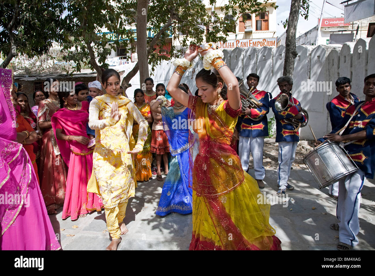 Les femmes indiennes à danser à un mariage. Udaipur. Le Rajasthan. L'Inde Banque D'Images Les femmes indiennes à danser à un mariage. Udaipur. Le Rajasthan. L'Inde Banque D'Images