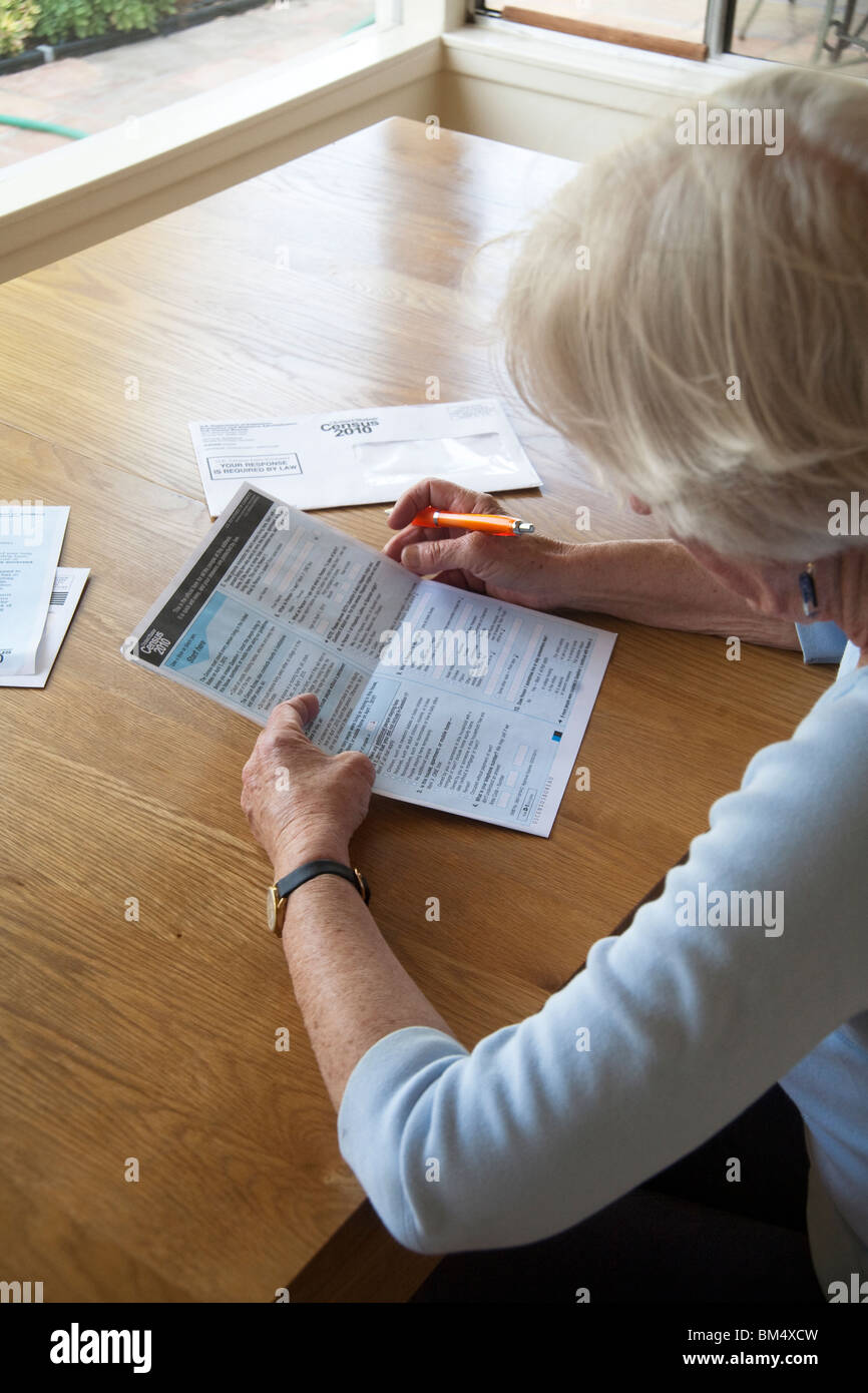 Une femme remplit son formulaire de recensement des Etats-Unis de 2010 à la maison en Californie. Le recensement est un outil important d'un gouvernement efficace. Banque D'Images