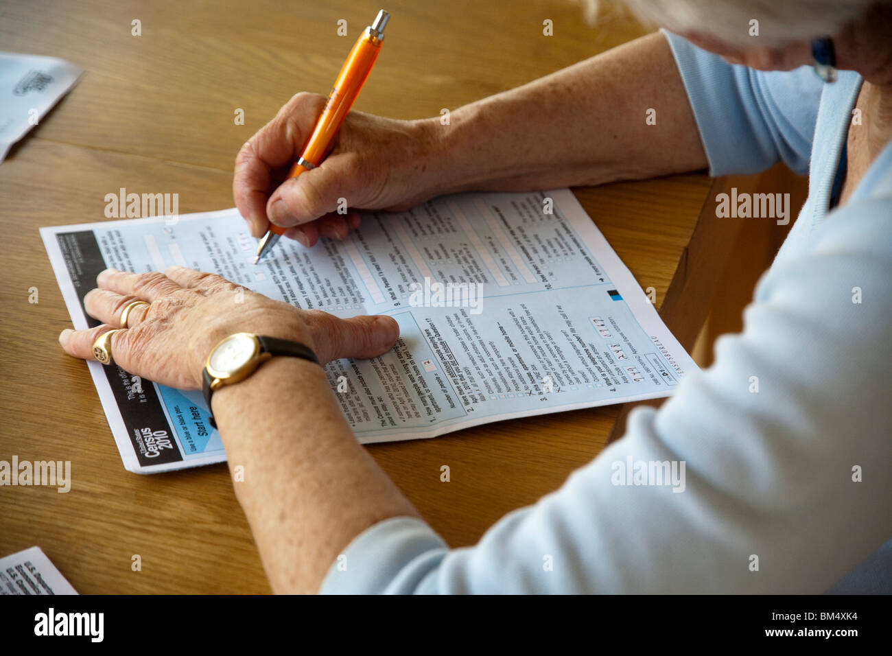 Une femme remplit son formulaire de recensement des Etats-Unis de 2010 à la maison en Californie. Le recensement est un outil important d'un gouvernement efficace. Banque D'Images