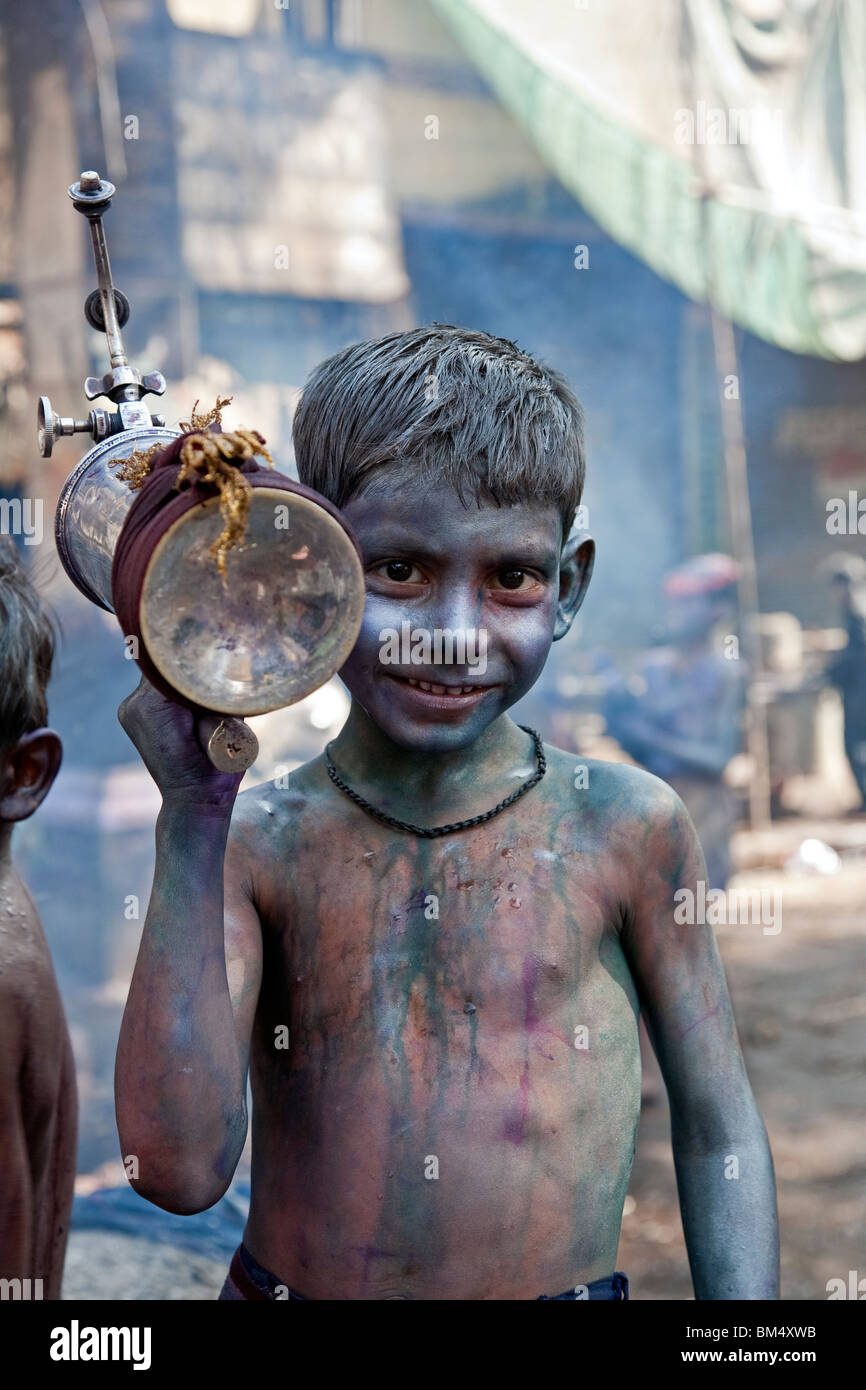 Garçon célébrant Holi festival. Varanasi. L'Inde Banque D'Images