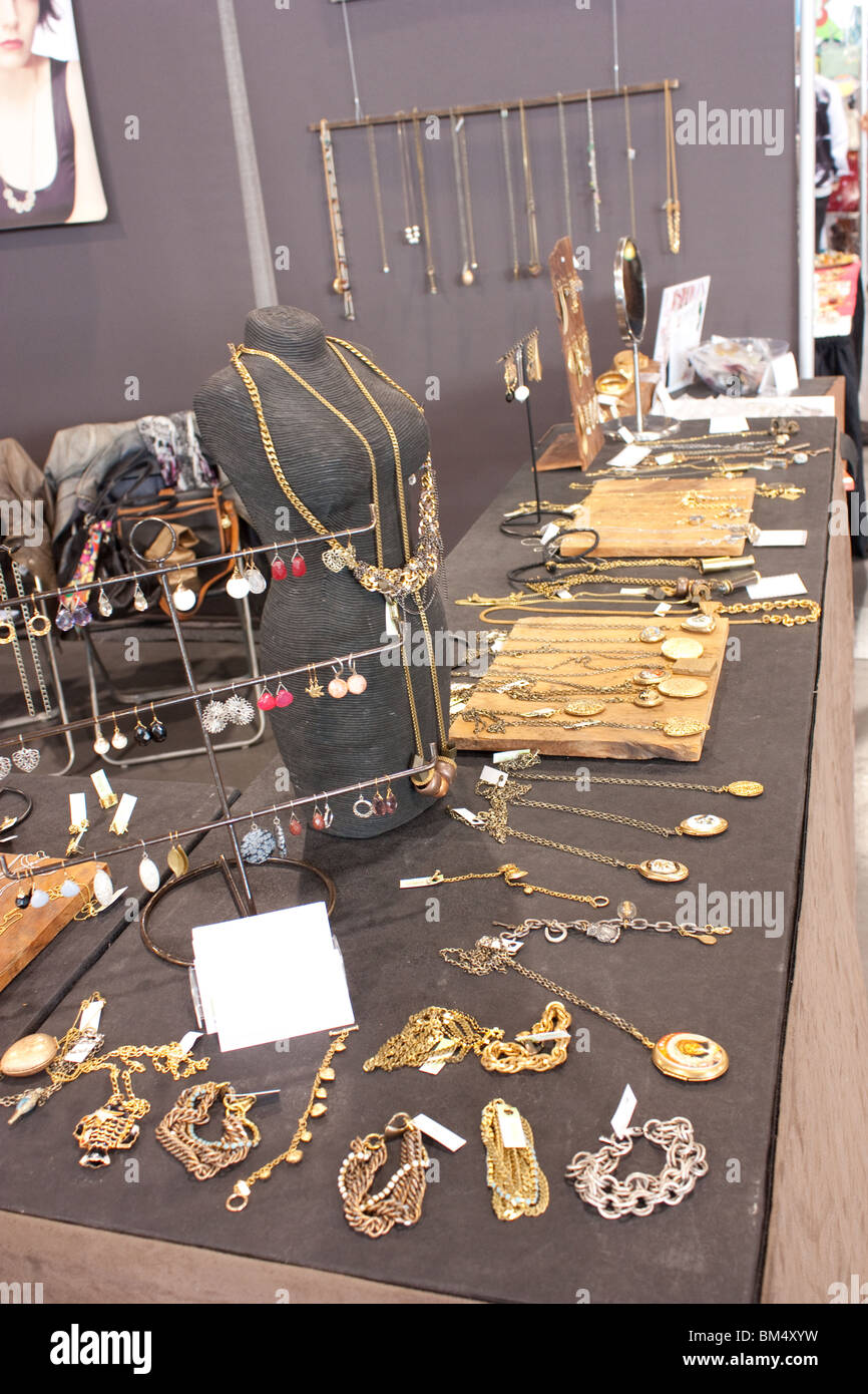 Vendeur vendeur bijoux table stand Banque D'Images