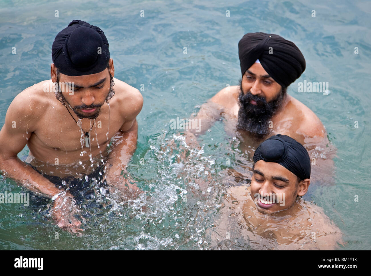 Les hommes sikhs se baigner dans le bassin sacré. Le Temple d'or. Amritsar. Punjab. L'Inde Banque D'Images