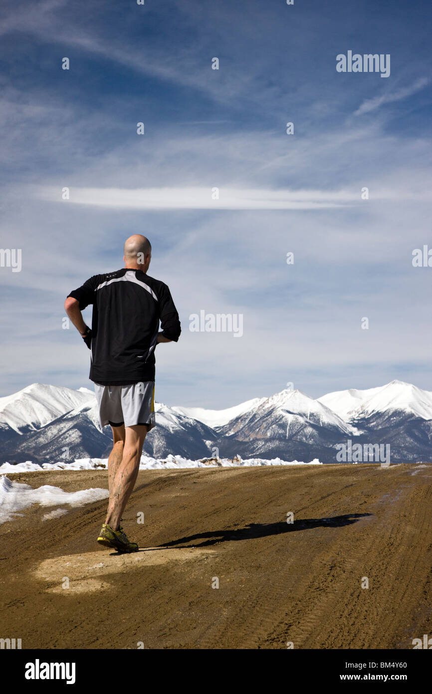 Runner participe à une course de marathon près de la petite ville de montagne de Salida, Colorado, USA Banque D'Images