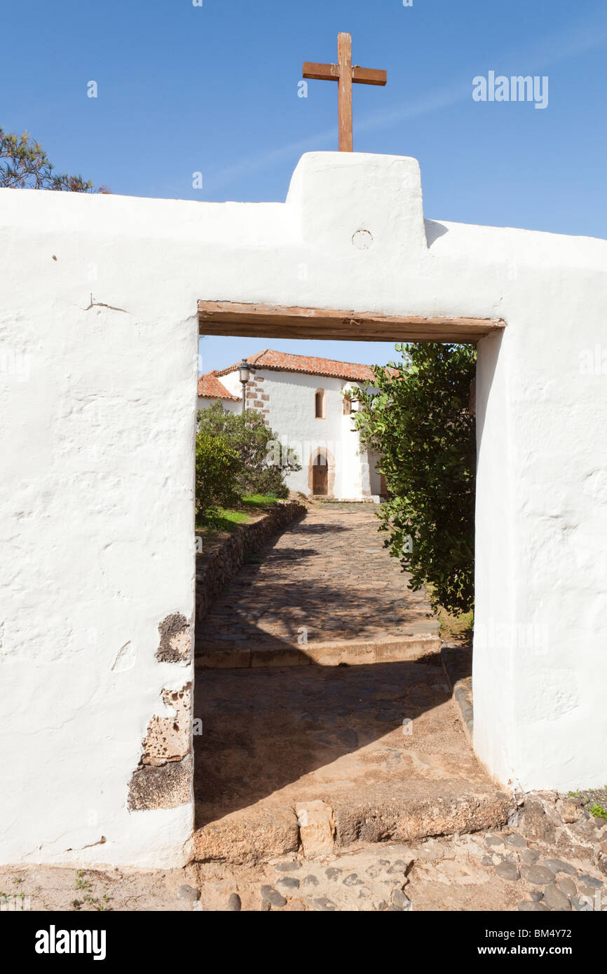 L'entrée de l'église à côté de l'ancien monastère franciscain à Corralejo sur l'île canarienne de Fuerteventura Banque D'Images