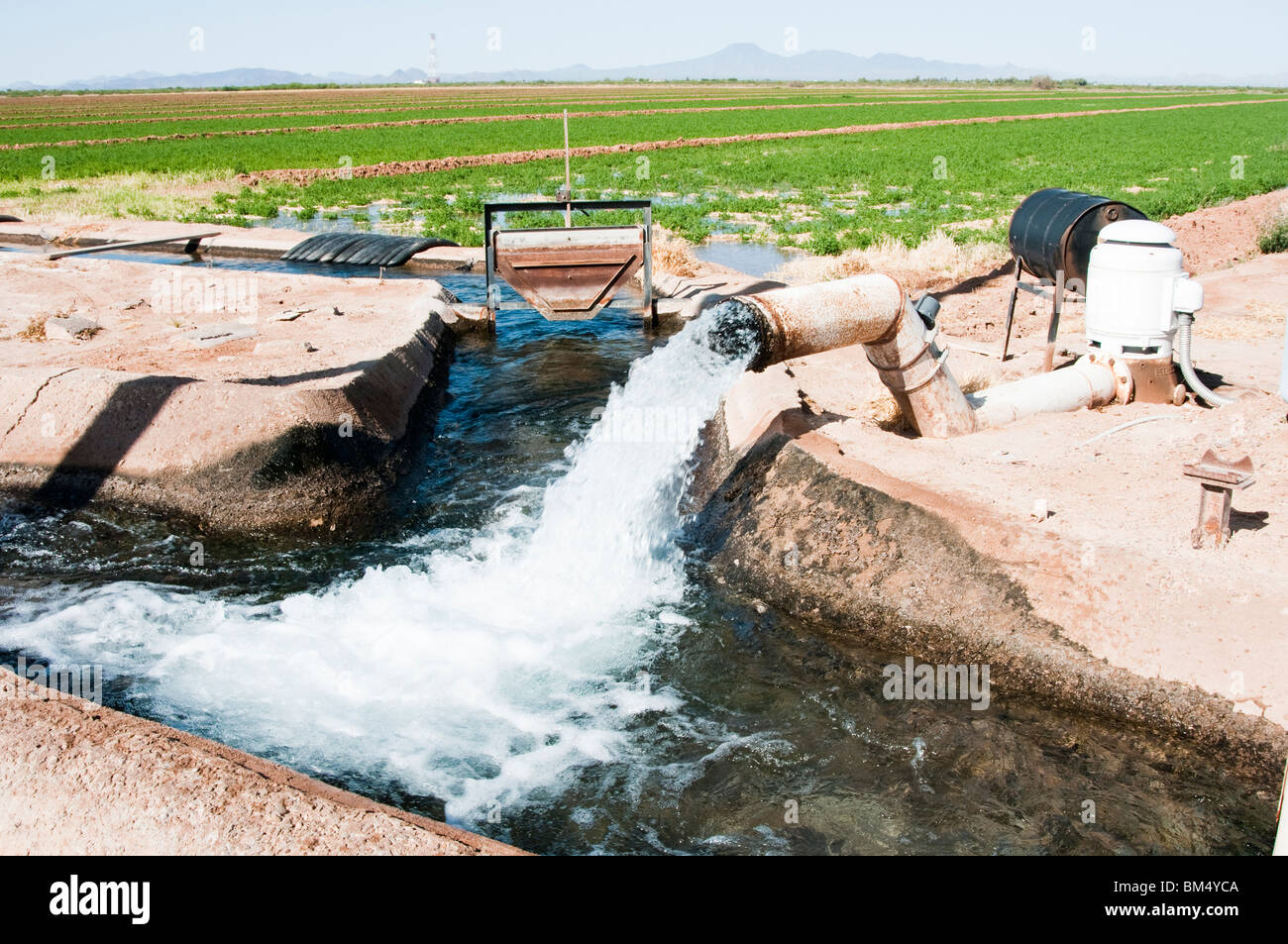 L'eau est pompée dans un canal d'irrigation en Arizona Banque D'Images