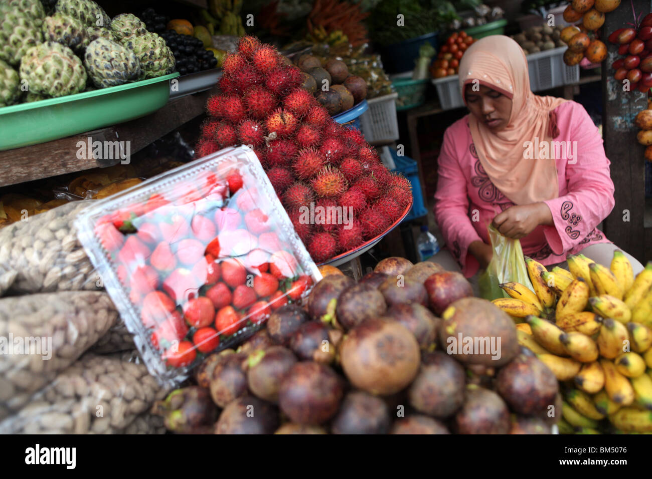 Fraises et autres fruits pour la vente au marché de Bedugul, dans les montagnes du centre de Bali, Indonésie. Banque D'Images