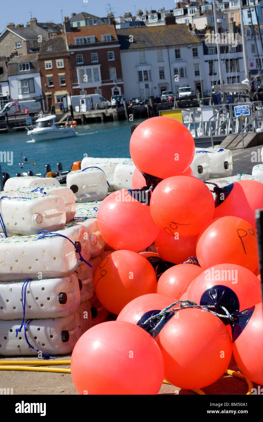 Des bouées colorées et du matériel de pêche sur les quais. Banque D'Images