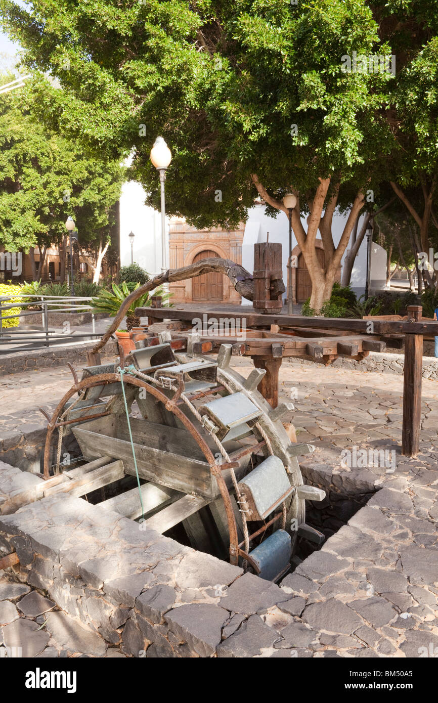 La roue de l'eau (qui pourrait être alimenté par un chameau ou un âne) sur la place de Pajara sur l'île canarienne de Fuerteventura Banque D'Images