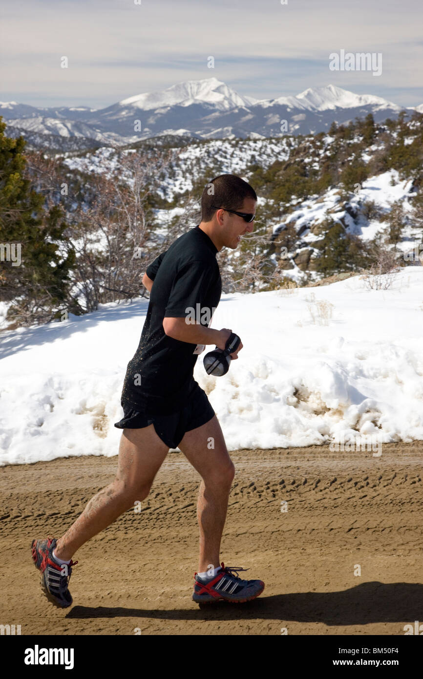 Runner participe à une course de marathon près de la petite ville de montagne de Salida, Colorado, USA Banque D'Images