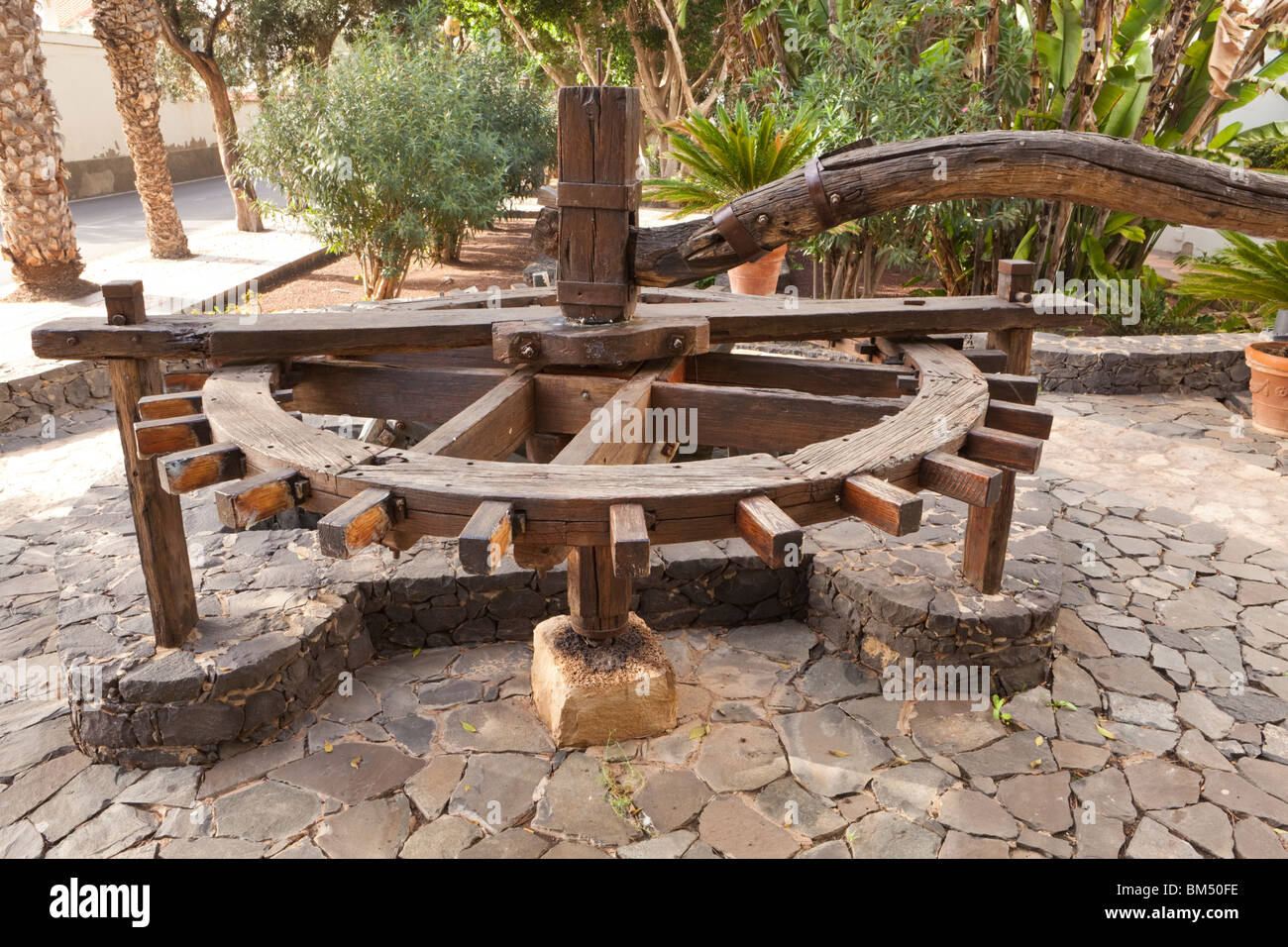 La roue de l'eau (qui pourrait être alimenté par un chameau ou un âne) sur la place de Pajara sur l'île canarienne de Fuerteventura Banque D'Images