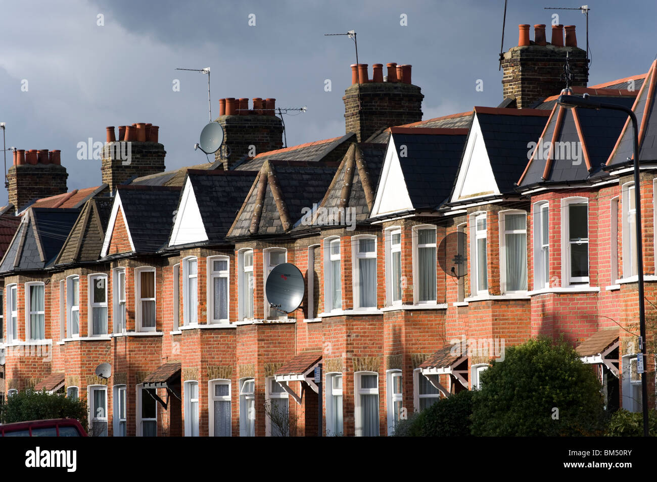 Rangée de maisons en terrasse sous ciel couvert, London, UK Banque D'Images