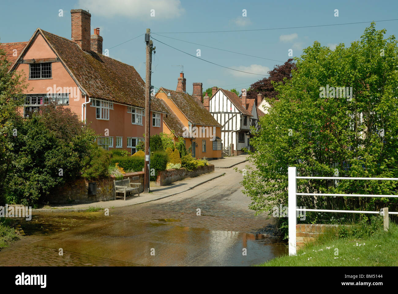 La Ford de traverser la route à Kersey, Suffolk, Angleterre. Banque D'Images