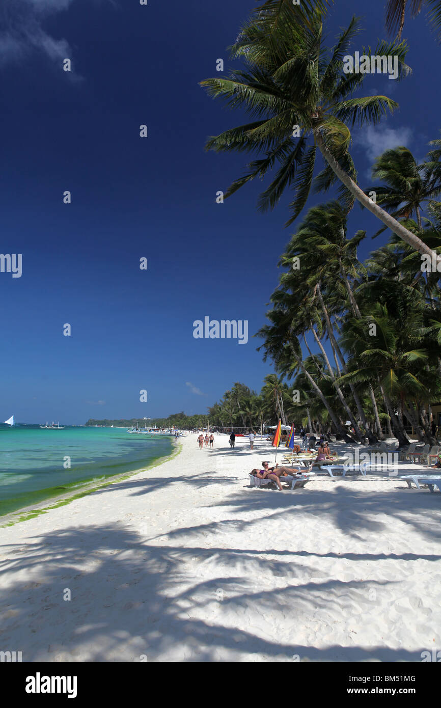 White Beach, Boracay, la plus célèbre destination touristique aux Philippines. Banque D'Images