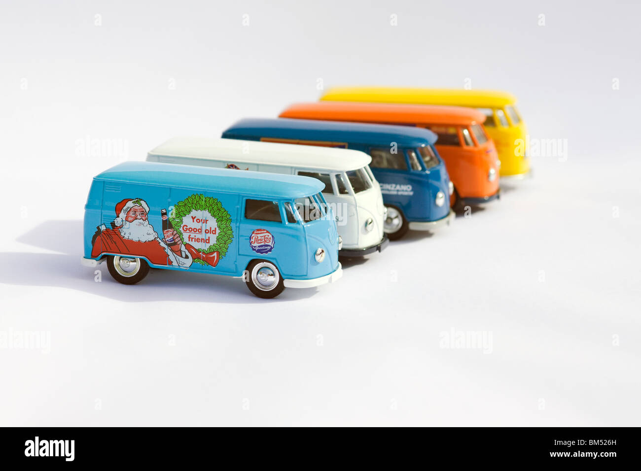 Collection pour enfants modèle jouet de cinq fourgonnettes Volkswagen partage de l'écran sur fond blanc Banque D'Images