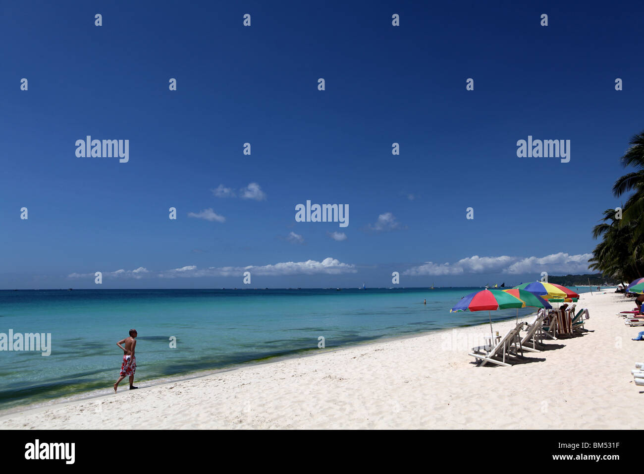 White Beach, Boracay, la plus célèbre destination touristique aux Philippines. Banque D'Images
