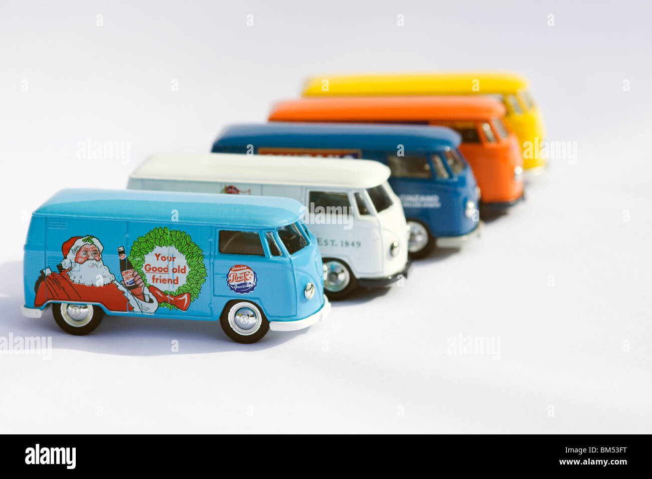 Collection pour enfants modèle jouet de cinq fourgonnettes Volkswagen partage de l'écran sur fond blanc Banque D'Images
