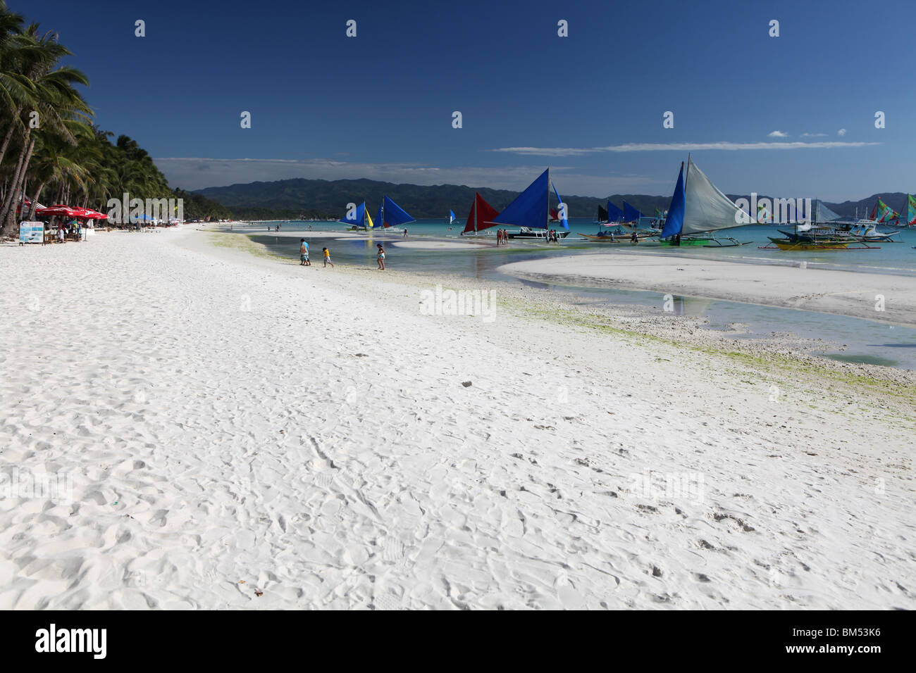 White Beach, Boracay, la plus célèbre destination touristique aux Philippines. Banque D'Images