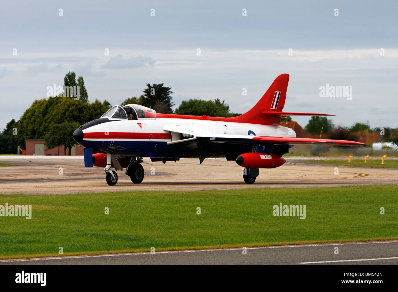 Skyblue Aviation ex-ETPS Red, White and blue Hawker Hunter FGA.9 XE601/G-ETPS taxing au RNAS Yeovilton Banque D'Images