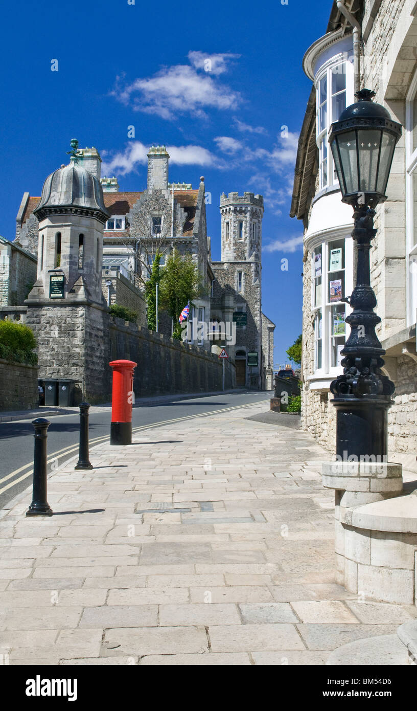 La vue le long de SWANAGE High Street vers le monument Purbeck House Hotel à l'entrée de l'hôtel de ville en premier plan Swanage Dorset UK Banque D'Images