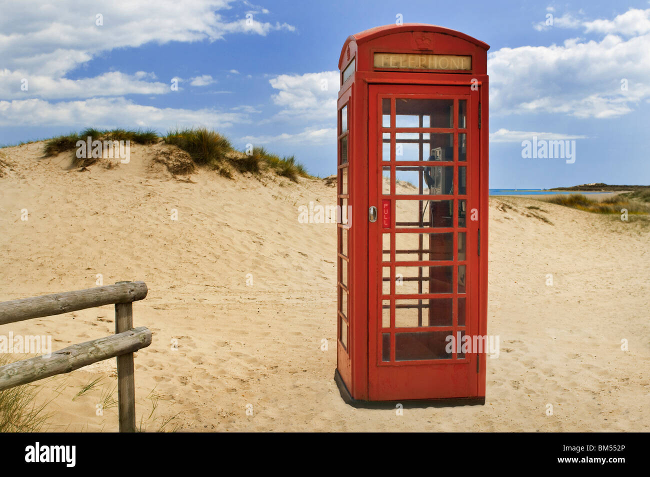 La traditionnelle boîte de téléphone rouge encore en service sur le dunes de sable côtières de la péninsule de Studland, Dorset England UK Banque D'Images