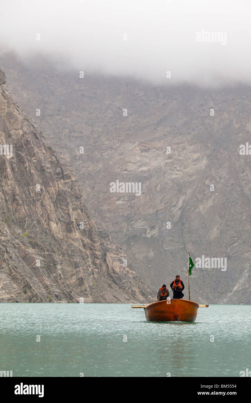 L'approche du bateau la superficie du glissement à Attabad qui bloque la route Karakoram, Hunza, au Pakistan Banque D'Images