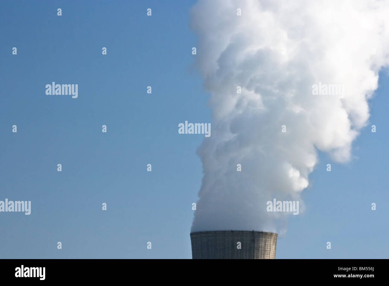 Pile du vapeur neuf milles de l'usine nucléaire, sur le lac Ontario, Oswego, NY Banque D'Images