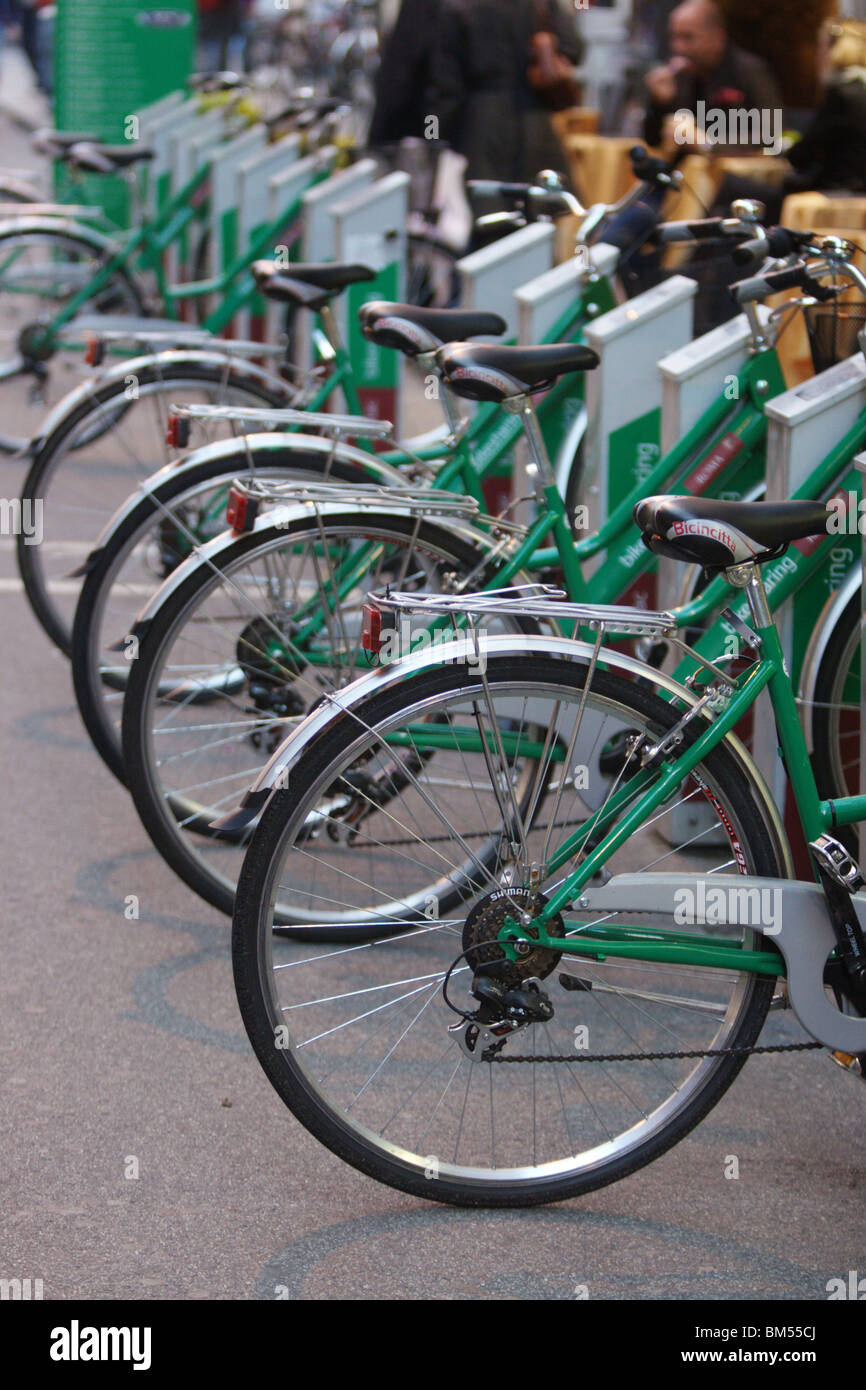 Dans la rangée des vélos à louer des vélos dans la rue de Rome, Italie Banque D'Images