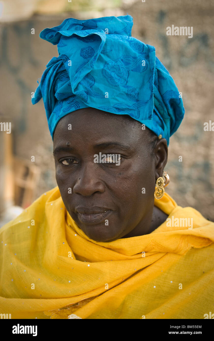 Portrait d'une femme sénégalaise. Rues de Sant Louis. Au Sénégal, l'Afrique. Banque D'Images