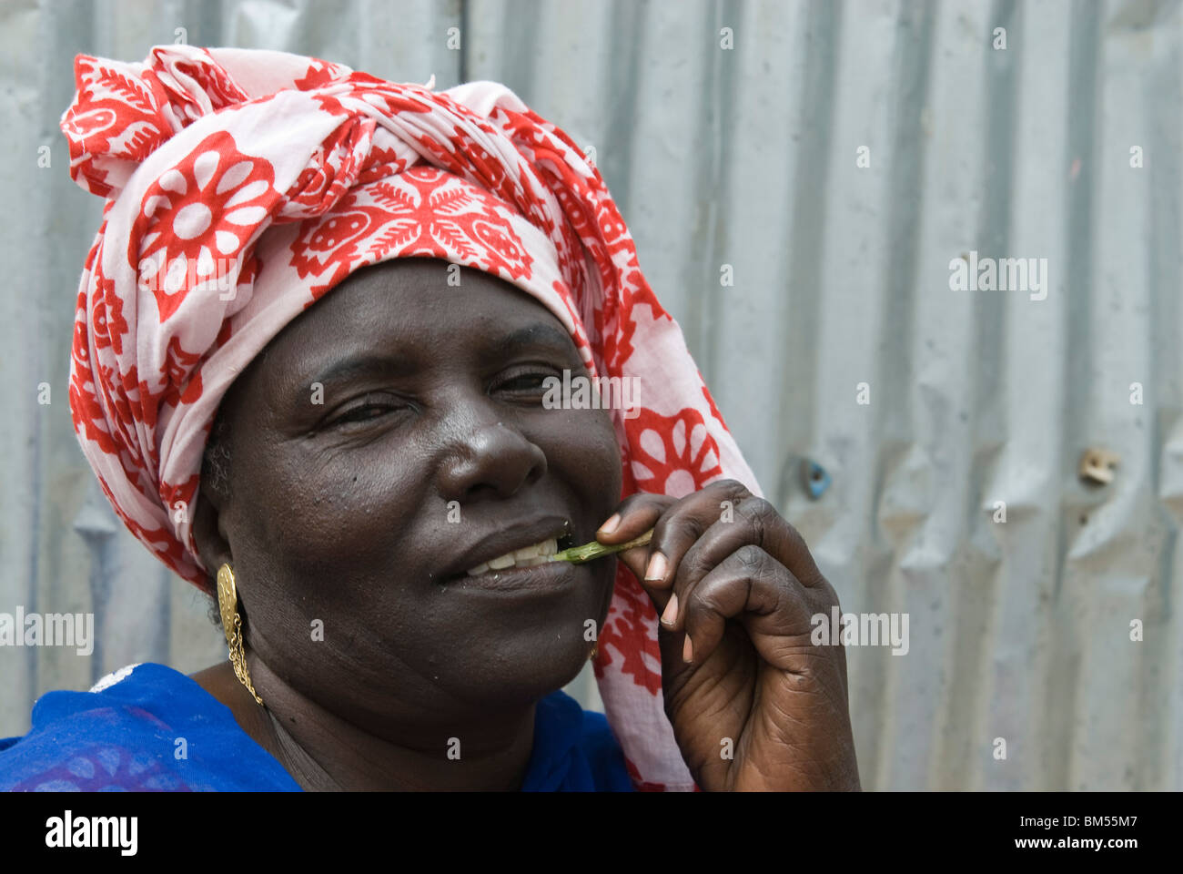 Portrait d'une femme sénégalaise. Rues de Sant Louis. Au Sénégal, l'Afrique. Banque D'Images