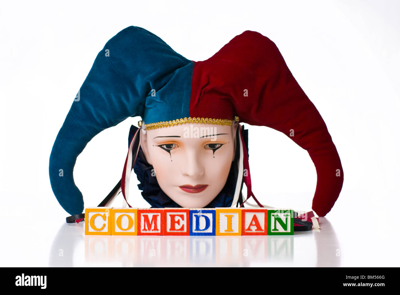 Enfants colorés blocks spelling comédien avec un Jester's mask Banque D'Images