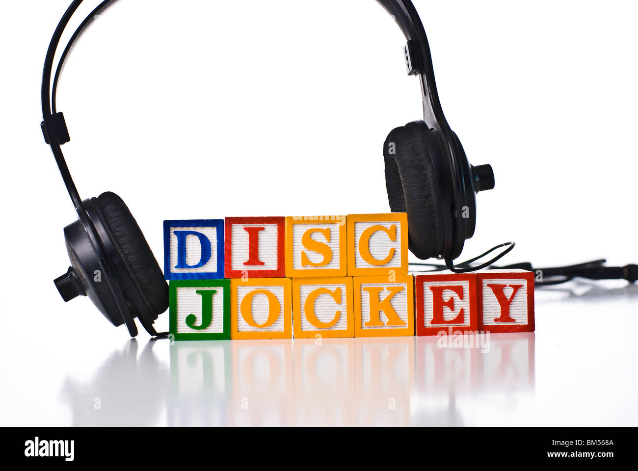 Enfants colorés blocks spelling disc jockey avec un ensemble d'écouteurs Banque D'Images