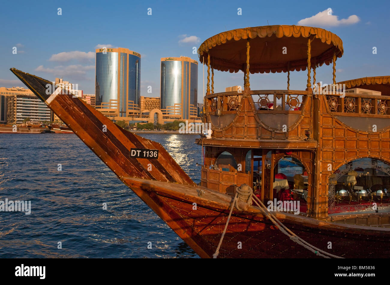Dubai Creek vieux bateau restaurant lieu de bâtiments modernes, Dubaï, Émirats arabes unis, Moyen Orient Banque D'Images