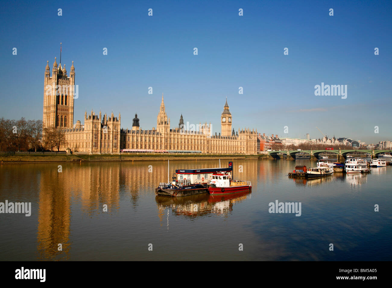 À la recherche sur la Tamise aux chambres du Parlement, Westminster, London, UK Banque D'Images