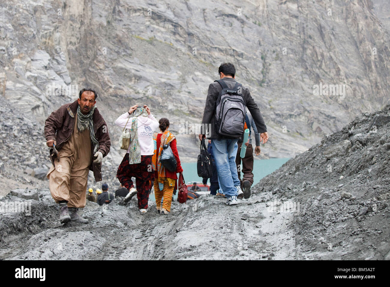 Les travailleurs de la zone de glissement à Attabad qui bloque la route Karakoram, Hunza, au Pakistan Banque D'Images