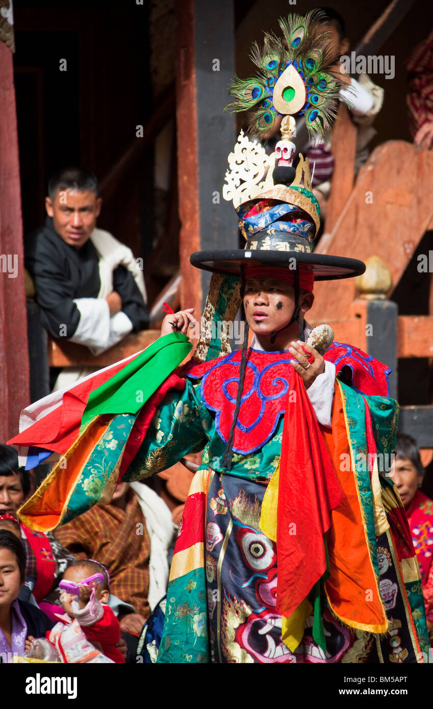 Les moines 'Black Hat' à la danse le festival annuel Tsechu dans l'est du Bhoutan, Trashigang Banque D'Images