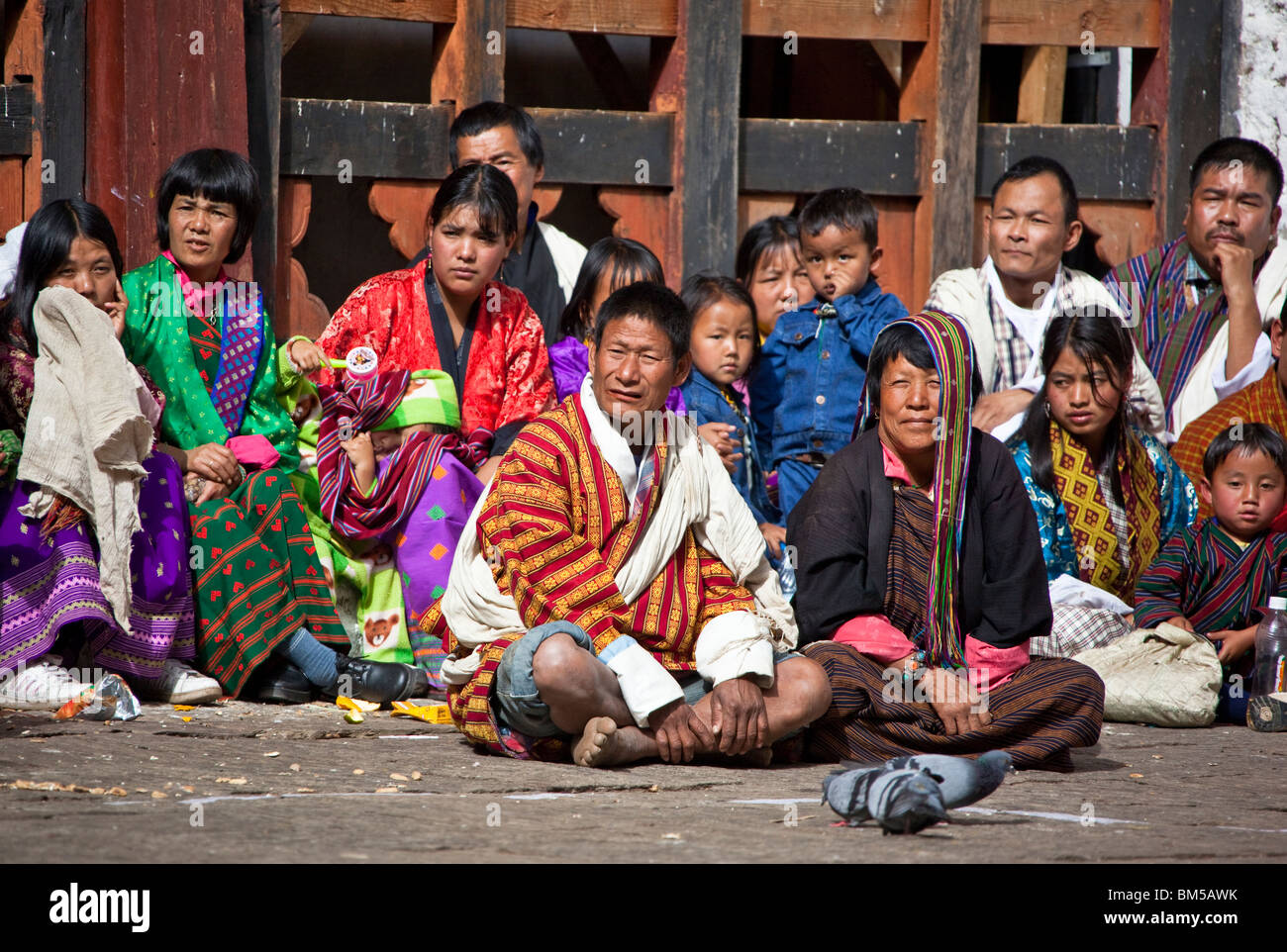 Bhoutanais en vêtements traditionnels qui fréquentent le festival annuel Tsechu dans l'est du Bhoutan, Trashigang Banque D'Images