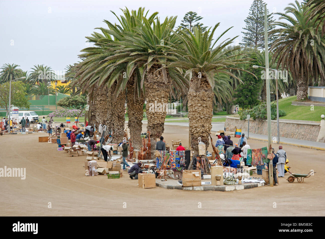 Marché du bois local autour de palmiers à Swakopmund, Namibie, Afrique Banque D'Images