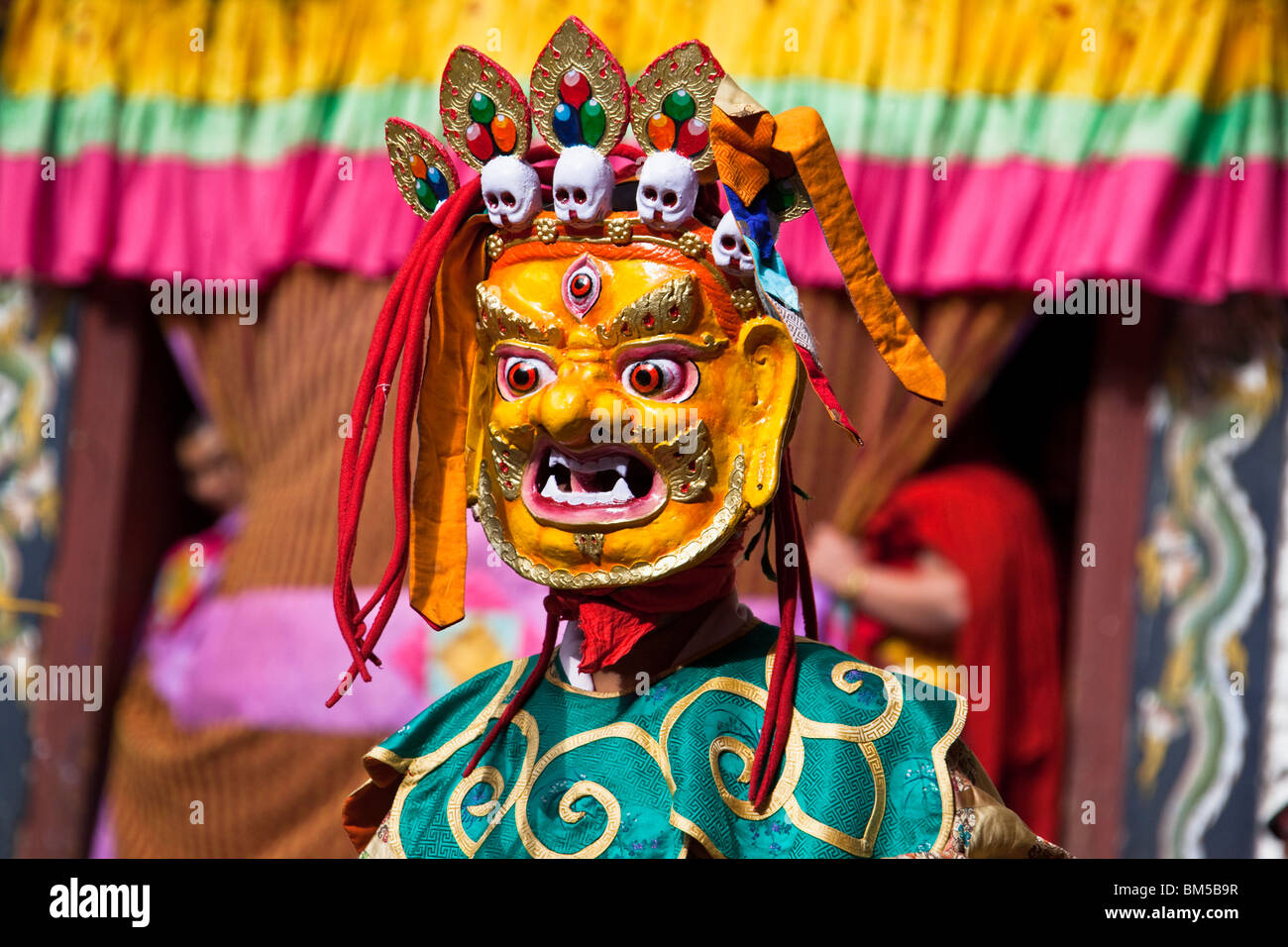 Moine masqué danseuse au festival annuel Tsechu dans l'est du Bhoutan, Trashigang Banque D'Images