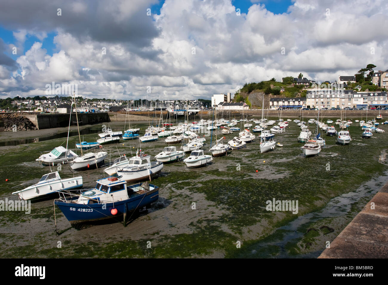 Marée basse dans le port de Binic , Bretagne, France Banque D'Images
