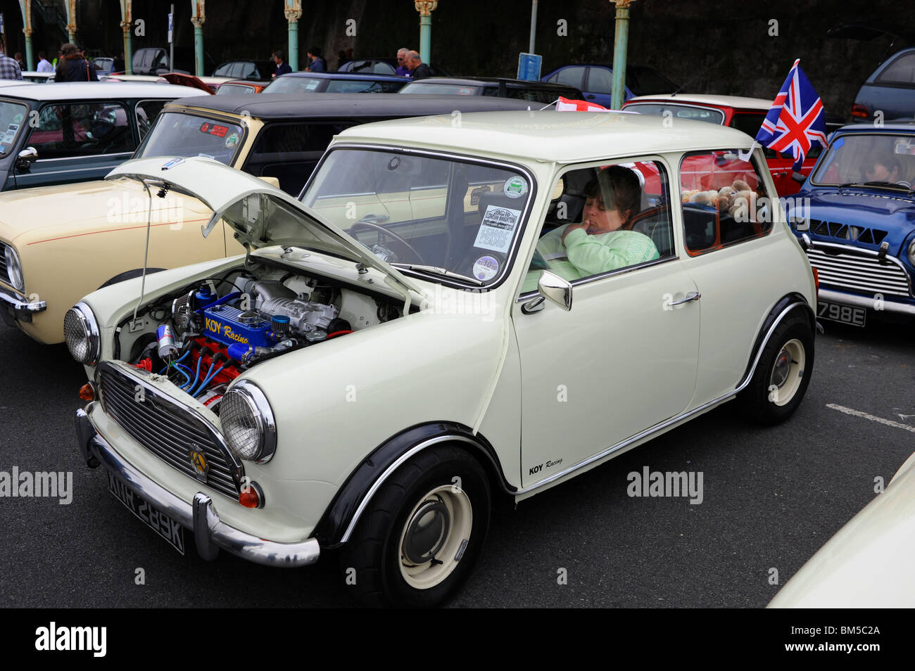 Des centaines de mini voitures du London au Brighton Mini Rallye sur le front de mer de Brighton au Royaume-Uni Banque D'Images