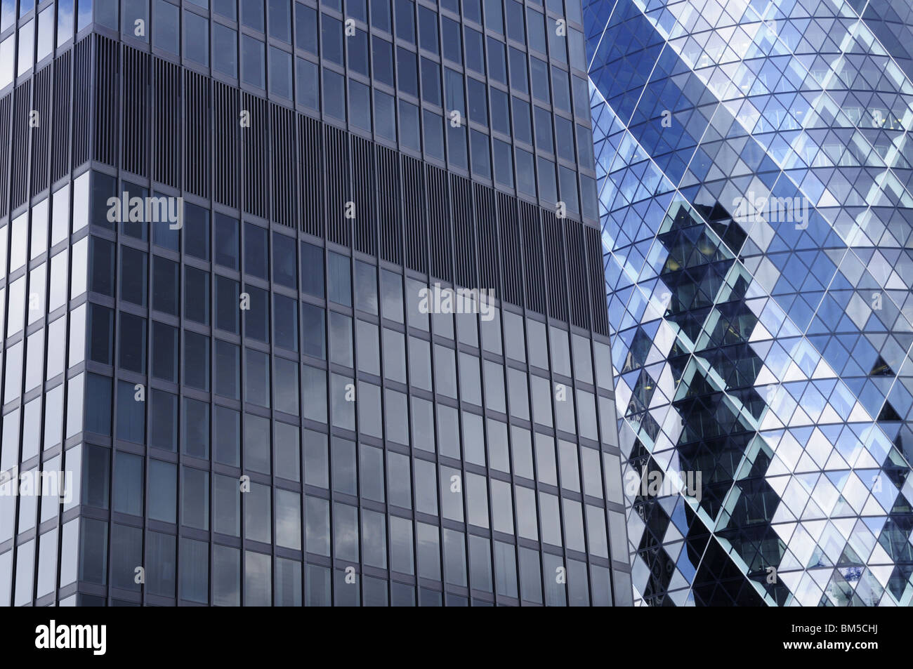 Résumé Détail de l'édifice et 30 Aviva St Mary Axe des gratte-ciel, London, England, UK Banque D'Images