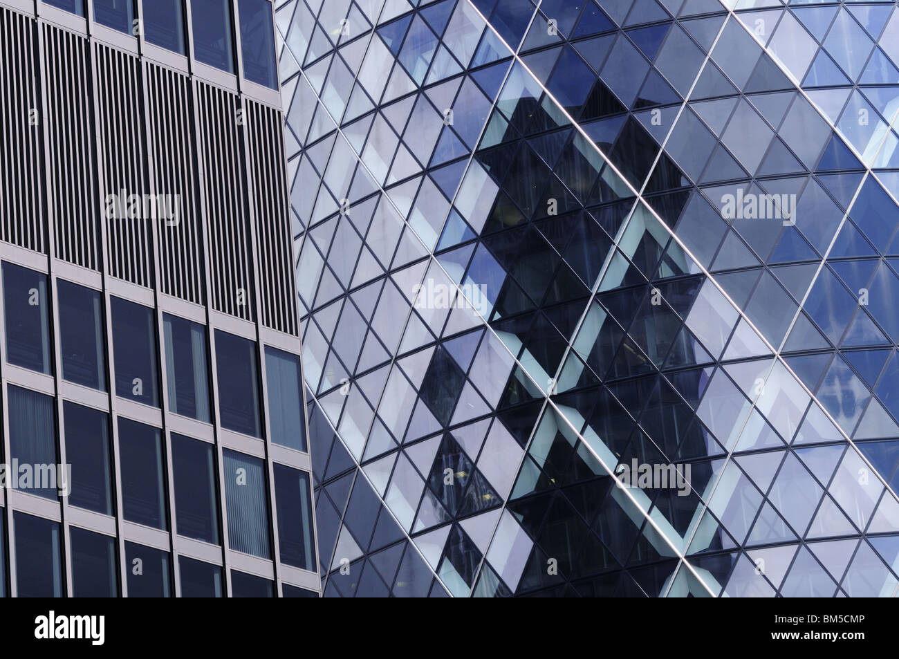 Résumé Détail de l'édifice et 30 Aviva St Mary Axe des gratte-ciel, Londres, Angleterre, Royaume-Uni Banque D'Images