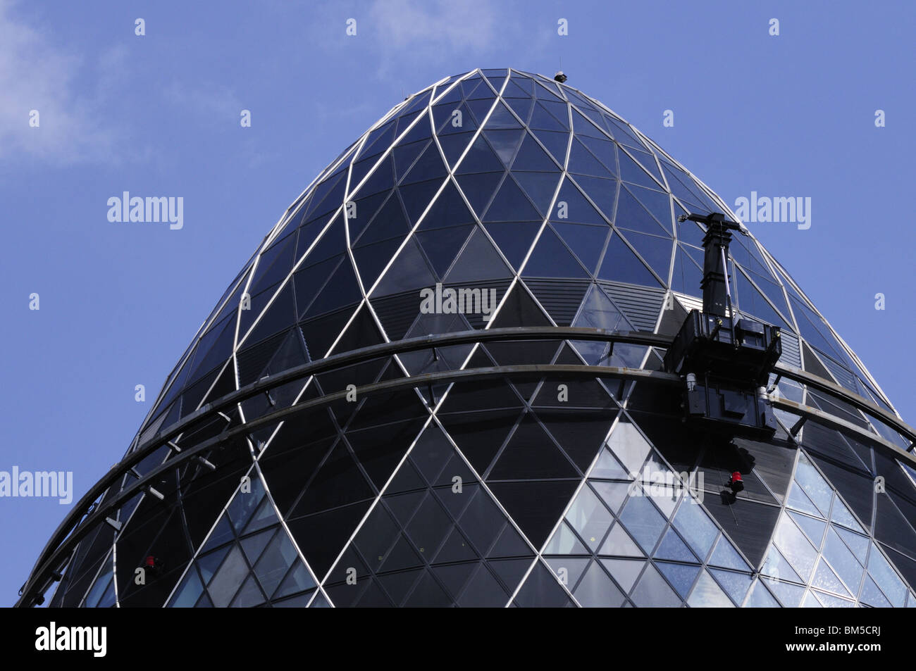 Détail de la partie supérieure de 30 St Mary Axe, le Gherkin building, Londres, Angleterre, Royaume-Uni Banque D'Images