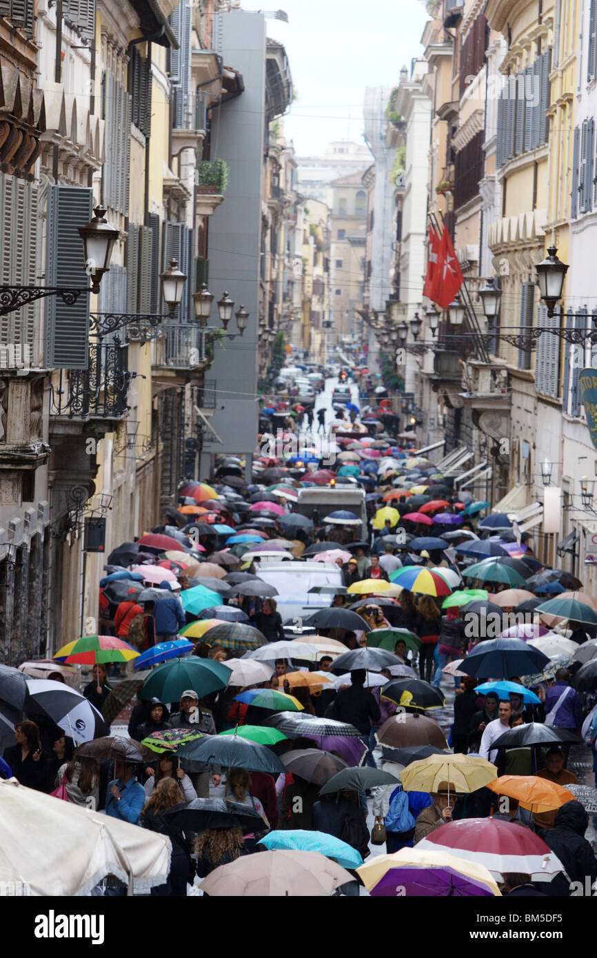Les gens avec des parasols sous la pluie. Via Condotti Rome Italie Europe Banque D'Images