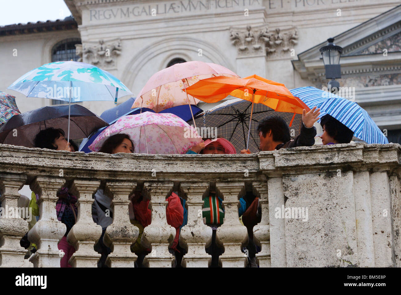 Les gens avec des parasols sous la pluie. Rome Italie Europe Banque D'Images
