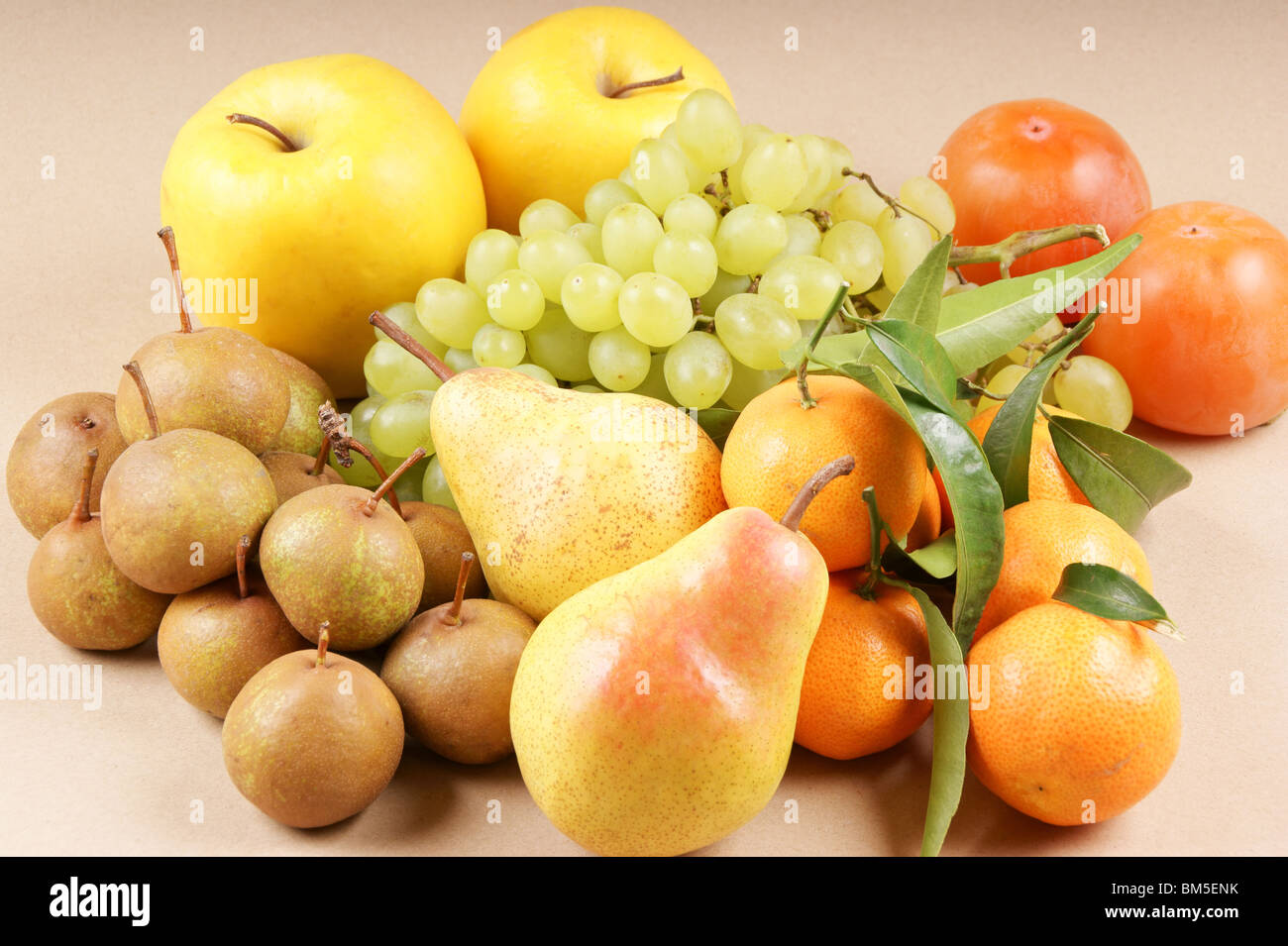 Assortiment de fruits d'automne sauvage européenne : poires, pommes, poires Williams, raisin, les clémentines et les plaqueminiers asiatique. Banque D'Images