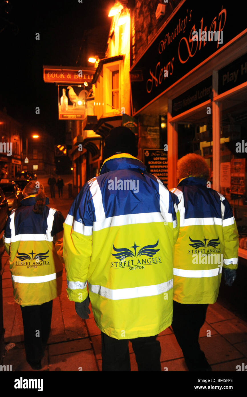 Les Anges de la rue du centre-ville de patrouille de Skipton à aider les buveurs et les membres vulnérables de la communauté. Banque D'Images