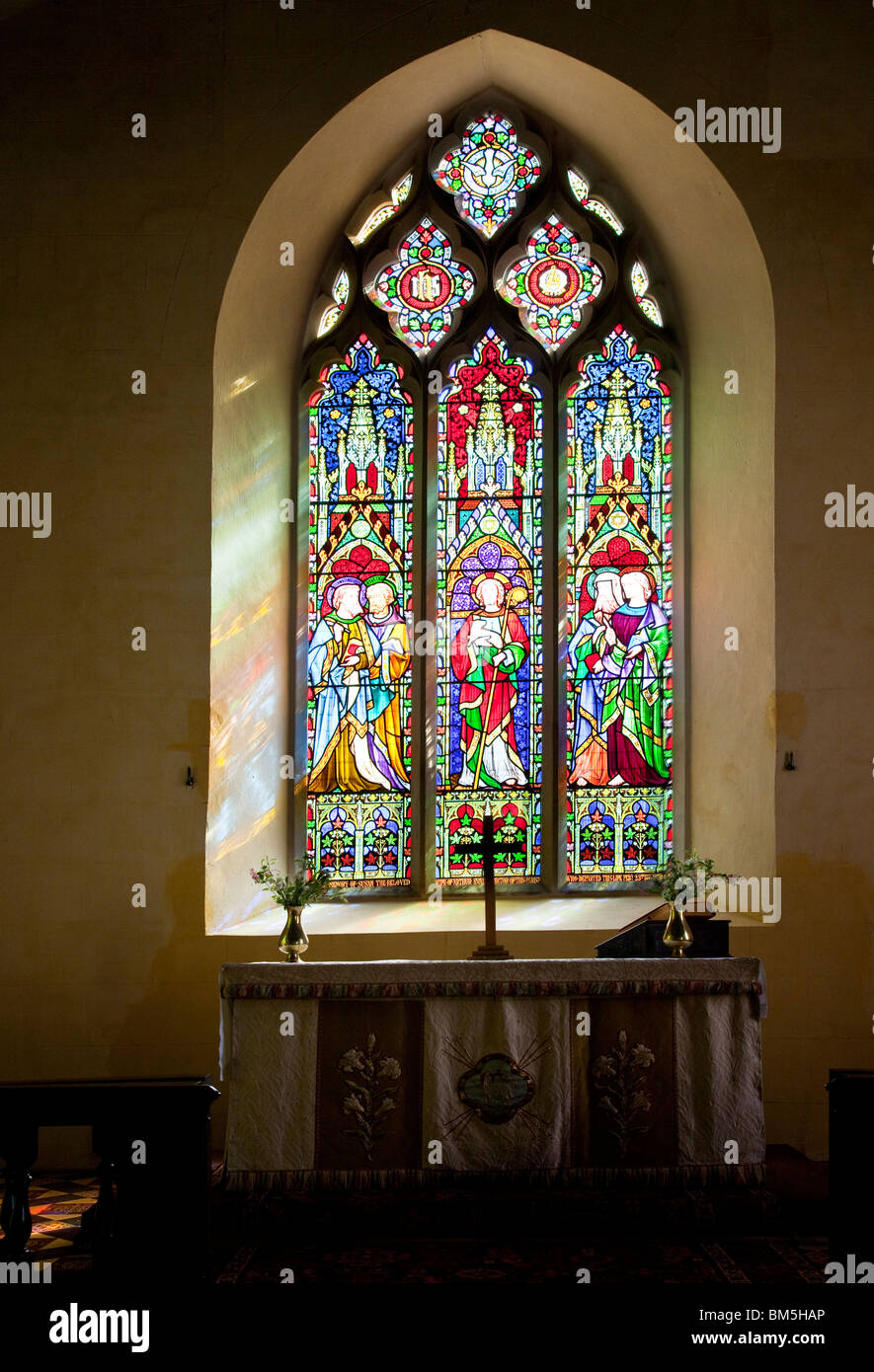 Vitrail de St Jean le Baptiste un village typiquement anglais dans l'église peu Somerford, Wiltshire, England, UK Banque D'Images